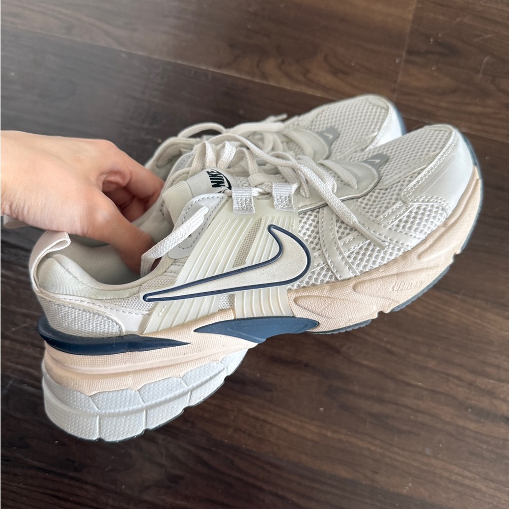 Nike Women’s V2K Run Shoes/Sneakers